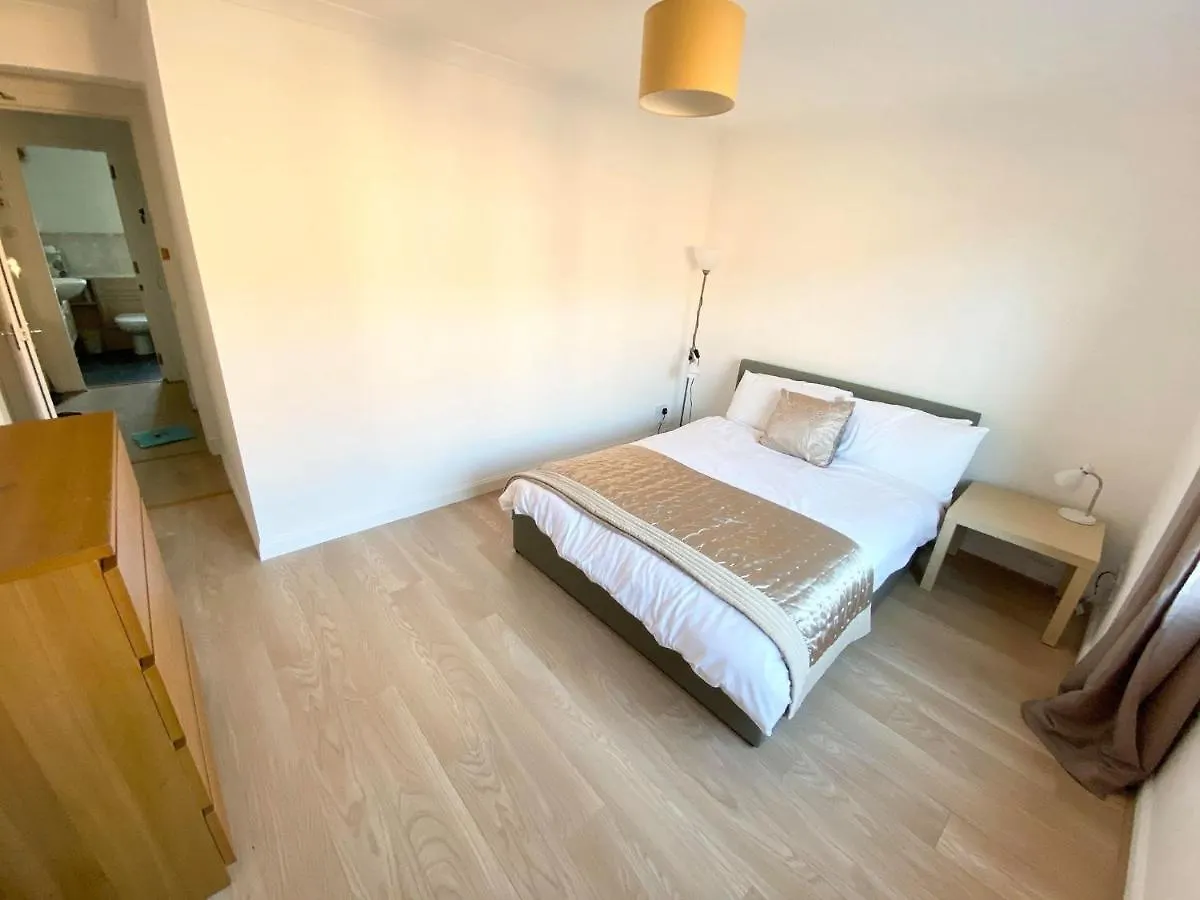 Apartment Haymarket Holiday Home, 3 Bedrooms & Parking Edinburgh